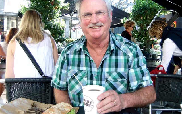  Francois de Jongh, uitgewer en eienaar van Gansbaai Courant, wat tans tuis aansterk na ‘n ernstige longoperasie